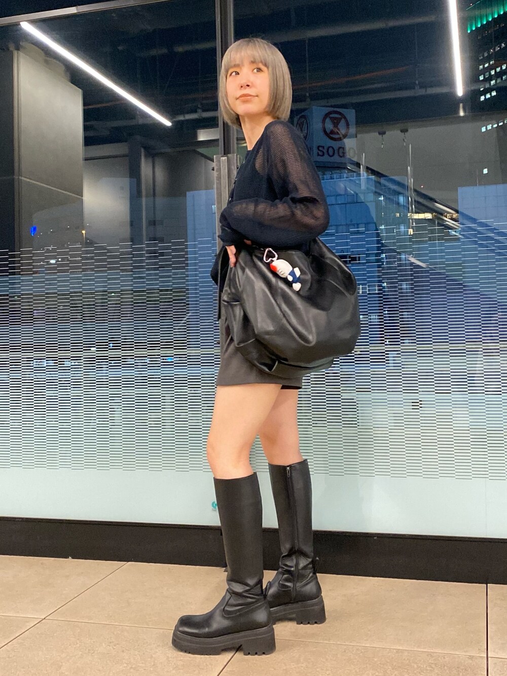 グレー系のその他パンツ、ブラック系のハンドバッグを着用したレディースの秋コーディネートの3枚目の写真