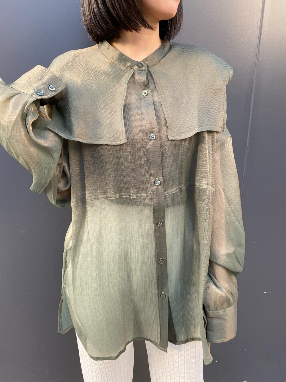 グリーン系のシャツ/ブラウス、ホワイト系のスウェットパンツ、ホワイト系のサンダルを着用したレディースの夏コーディネートの3枚目の写真