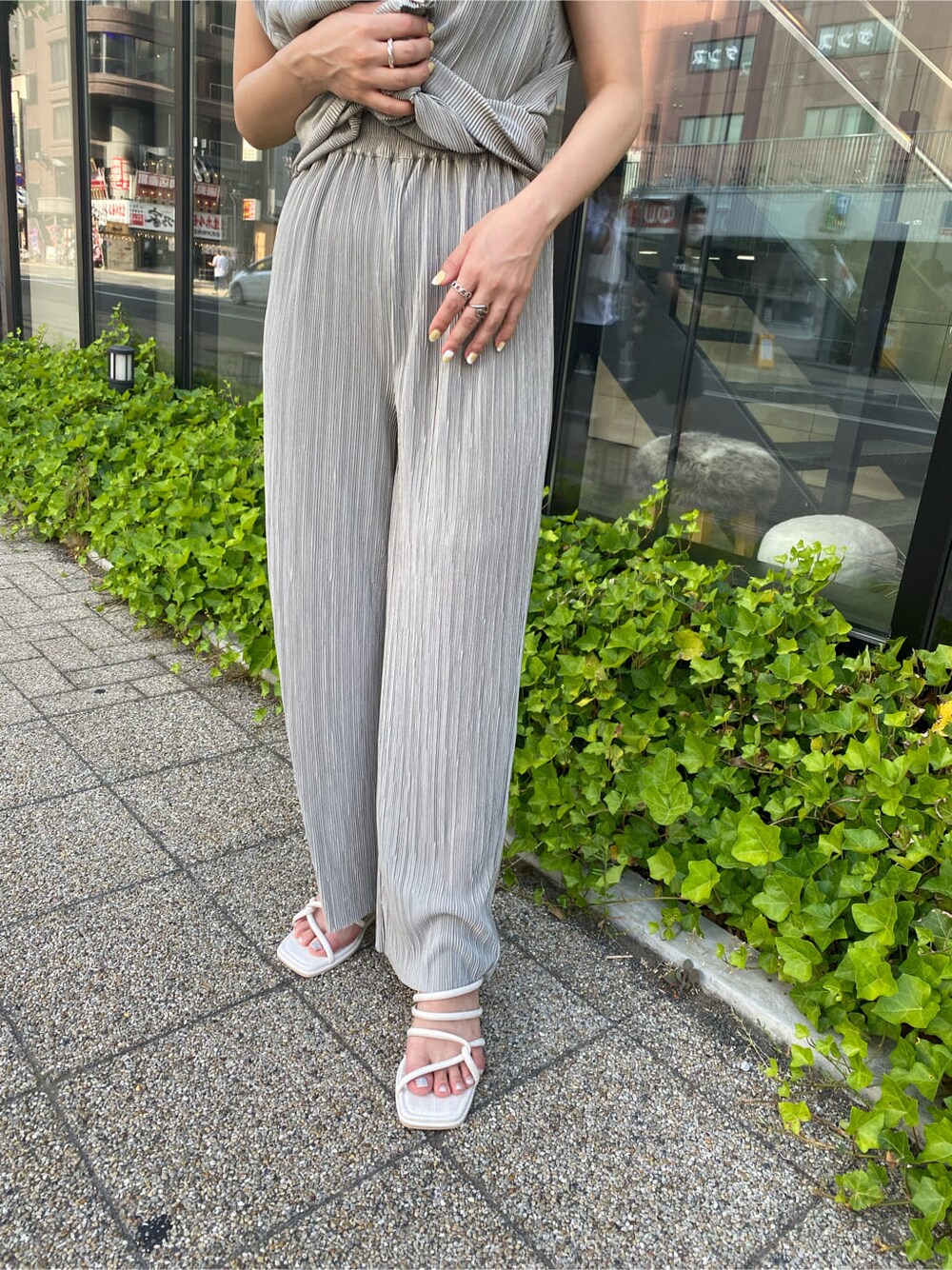 グレー系のシャツ/ブラウス、ホワイト系のシャツ/ブラウス、ホワイト系のサンダルを着用したレディースの夏コーディネートの7枚目の写真