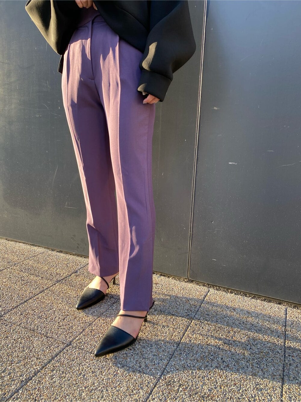 パープル系のその他パンツ、ブラック系のパンプス、ブラック系のパーカーを着用したレディースの秋コーディネートの7枚目の写真