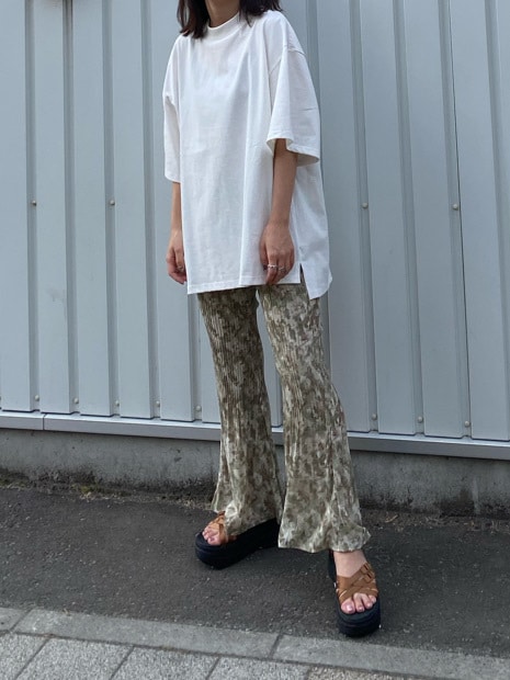 ホワイト系のTシャツ/カットソー、その他のその他パンツ、ベージュ系のサンダルを着用したレディースの春コーディネートの2枚目の写真