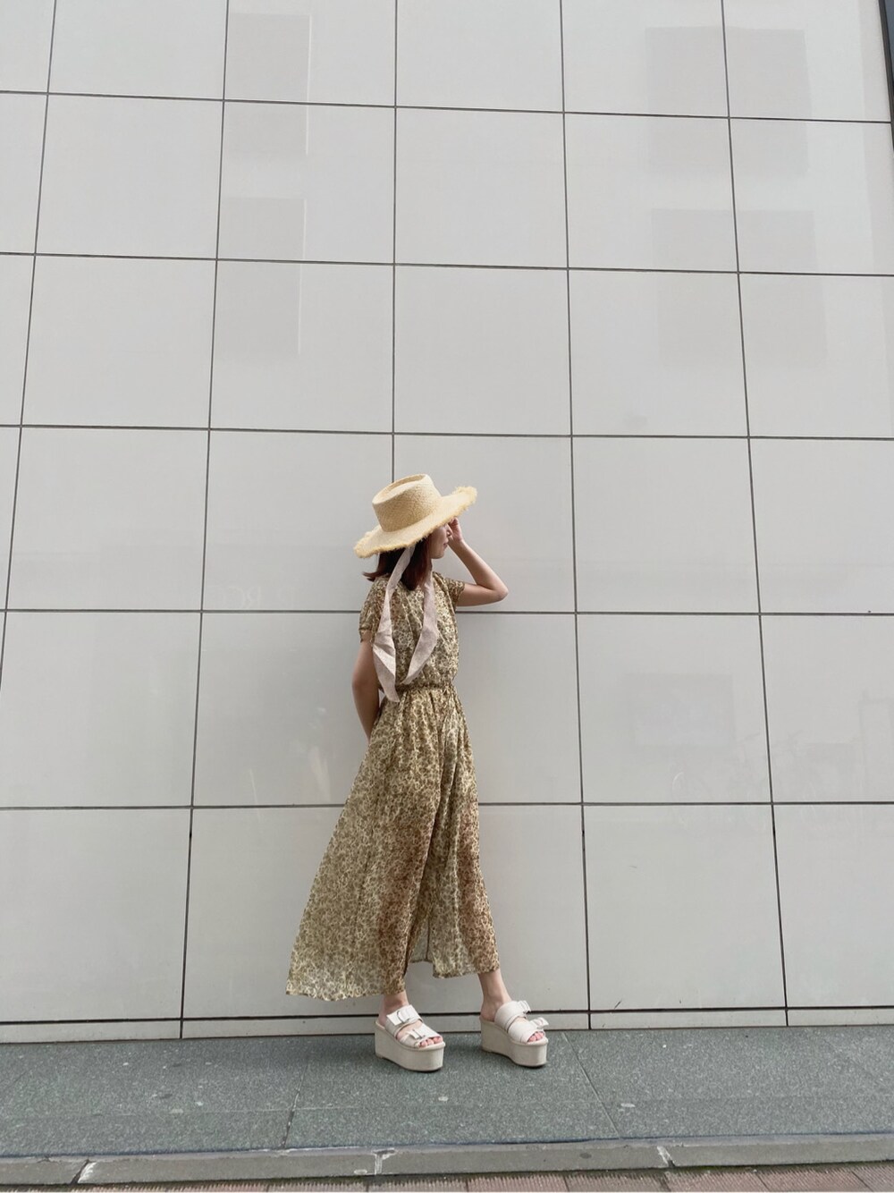 ベージュ系のワンピース、ベージュ系のハットを着用したレディースの春コーディネートの2枚目の写真