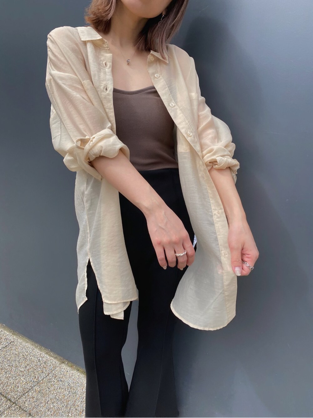 ホワイト系のシャツ/ブラウス、ブラック系のその他パンツ、ブラウン系のTシャツ/カットソーを着用したレディースの春コーディネートの2枚目の写真