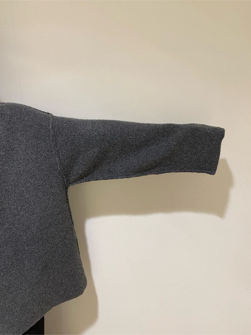 ブラック系のブーツ、グレー系のニット/セーター、ブラック系のスカートを着用したレディースの冬コーディネートの8枚目の写真