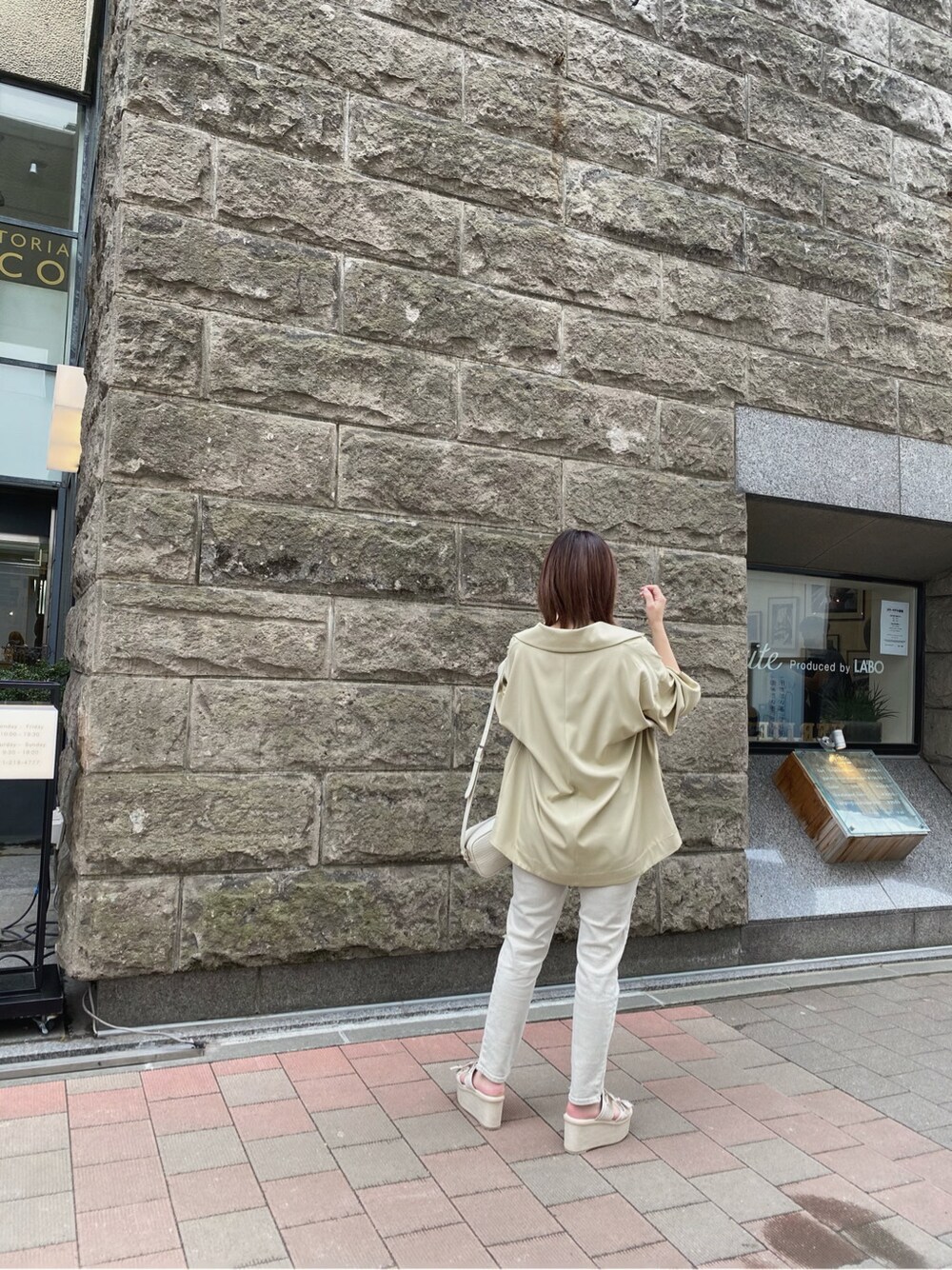 ベージュ系のテーラードジャケット、ホワイト系のショルダーバッグ、グレー系のその他パンツを着用したレディースの春コーディネートの3枚目の写真