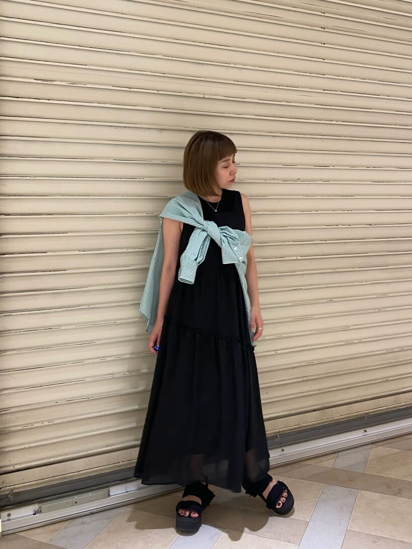 ブラック系のサンダル、ブラック系のワンピース、グリーン系のシャツ/ブラウスを着用したレディースの夏コーディネートの3枚目の写真