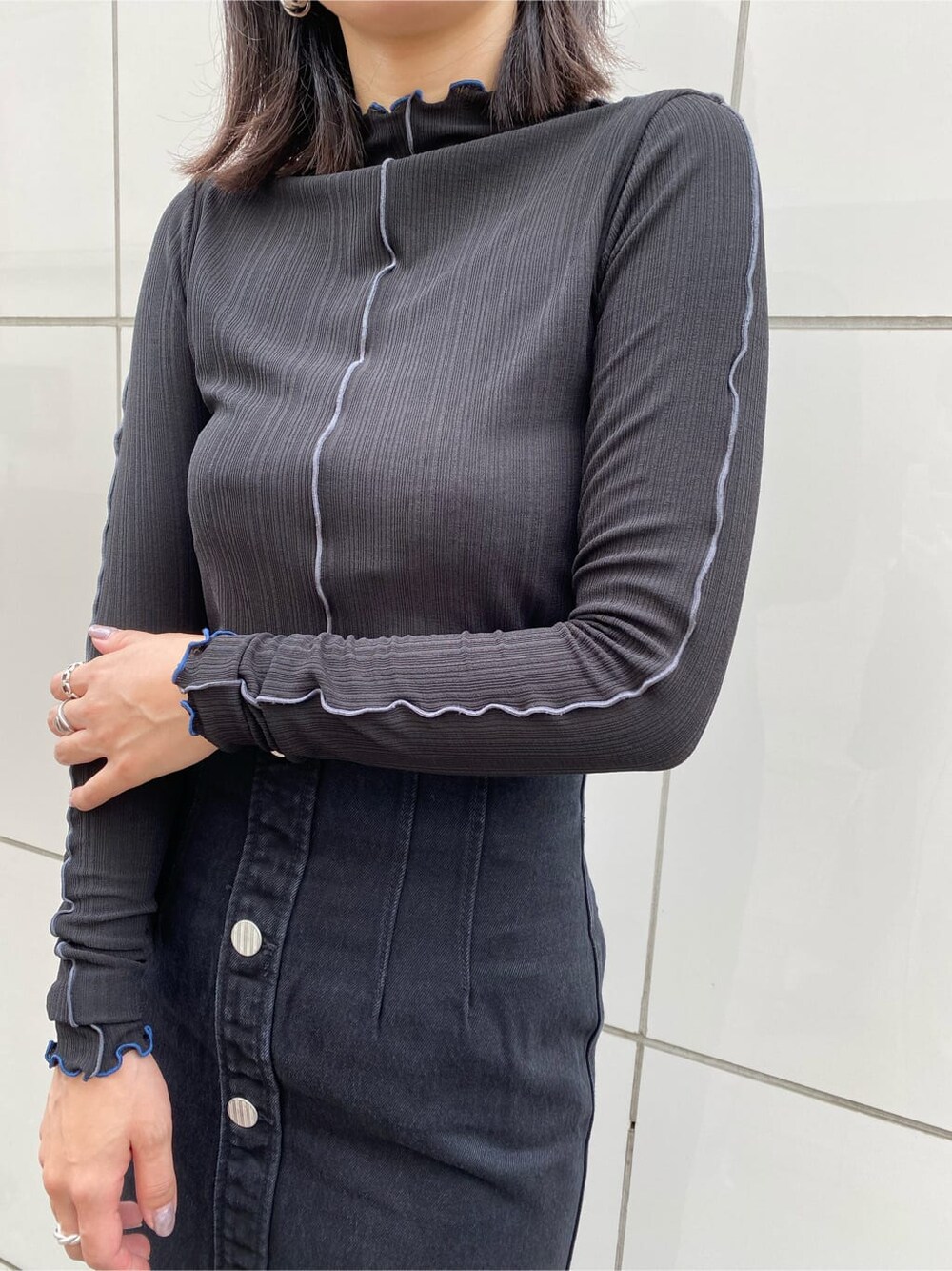 ブラック系のスカート、ブラック系のパンプス、ブラック系のブルゾンを着用したレディースの夏コーディネートの9枚目の写真