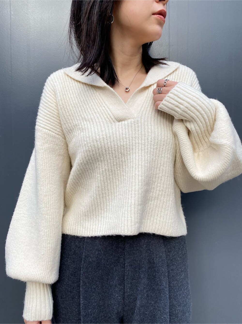 ブラック系のハンドバッグ、グレー系のその他パンツ、ブラック系のブーツを着用したレディースの秋コーディネートの4枚目の写真