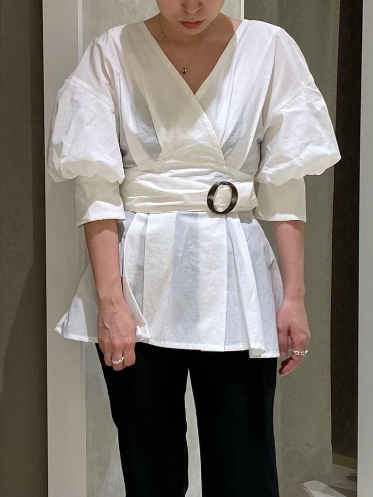 ブラック系のスラックス、ブラック系のサンダル、ブラック系のキャミソールを着用したレディースの春コーディネートの5枚目の写真