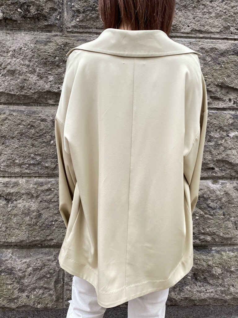 ベージュ系のテーラードジャケット、ホワイト系のショルダーバッグ、グレー系のその他パンツを着用したレディースの春コーディネートの6枚目の写真