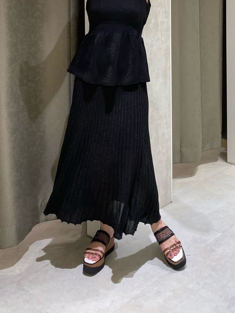 ブラック系のワンピース、その他のサンダルを着用したレディースの春コーディネートの4枚目の写真