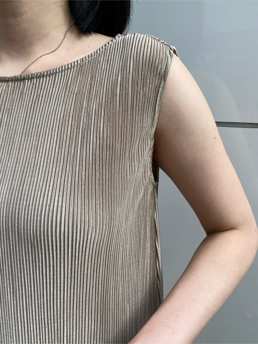 ホワイト系のサンダル、ベージュ系のワンピース、ブラウン系のハンドバッグを着用したレディースの夏コーディネートの3枚目の写真