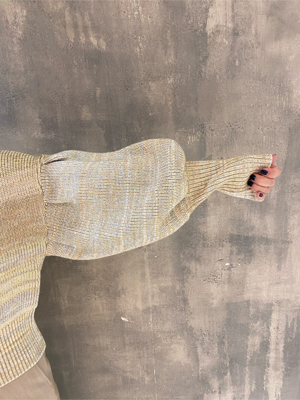 ホワイト系のブーツ、ホワイト系のスラックス、ホワイト系のニット/セーターを着用したレディースの冬コーディネートの4枚目の写真