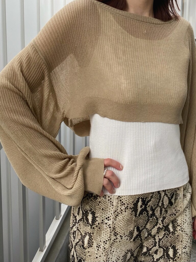 その他のスラックス、ベージュ系のニット/セーター、その他のサングラスを着用したレディースの春コーディネートの5枚目の写真