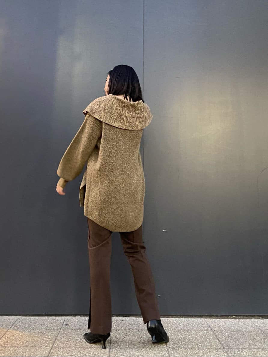 ブラウン系のその他パンツ、ブラック系のブーツ、イエロー系のニット/セーターを着用したレディースの秋コーディネートの3枚目の写真