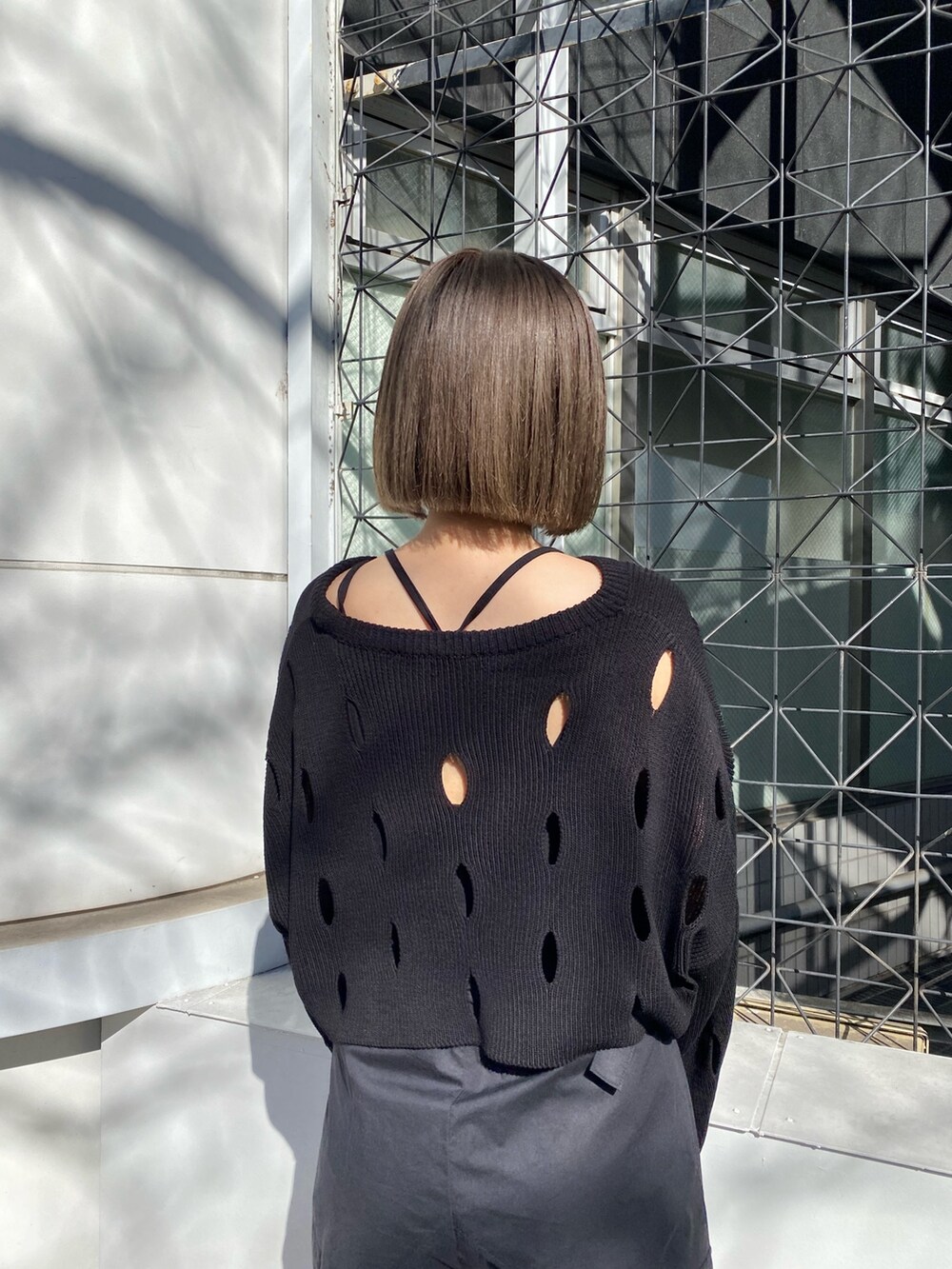 ブラック系のカーゴパンツ、ブラック系のニット/セーターを着用したレディースの冬コーディネートの8枚目の写真