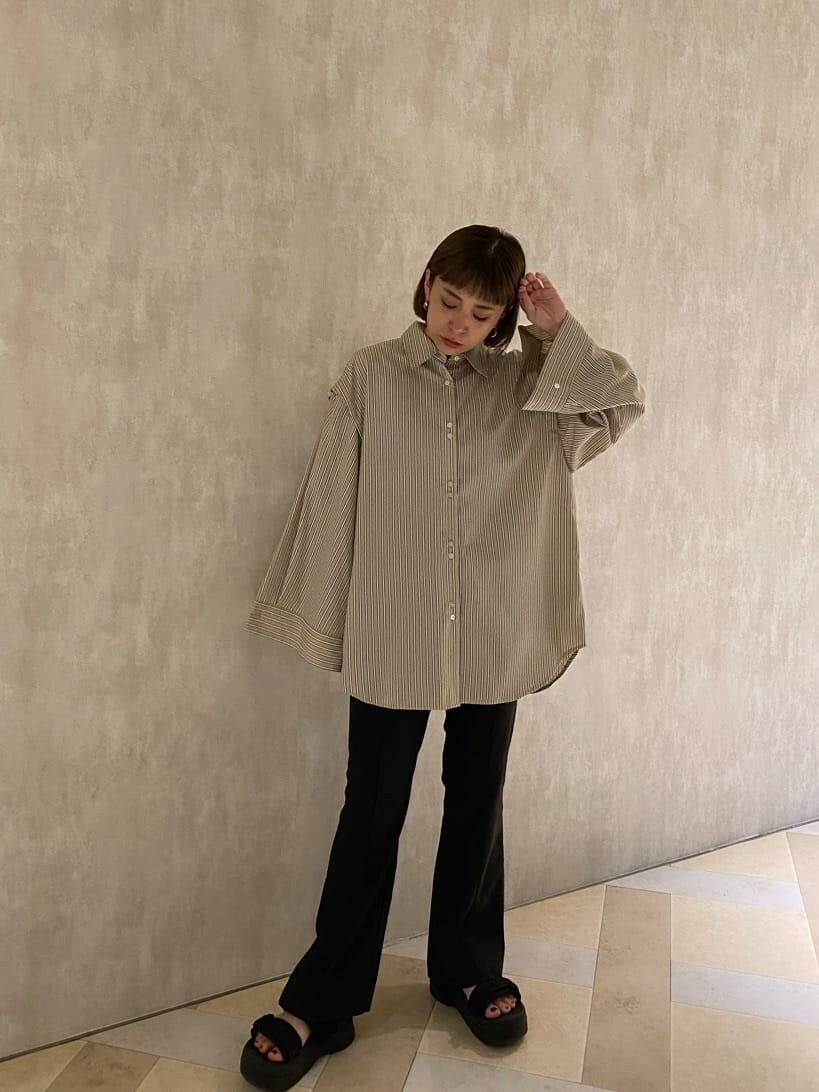 ブラック系のサンダル、その他のシャツ/ブラウス、ブラック系のスラックスを着用したレディースの夏コーディネートの2枚目の写真