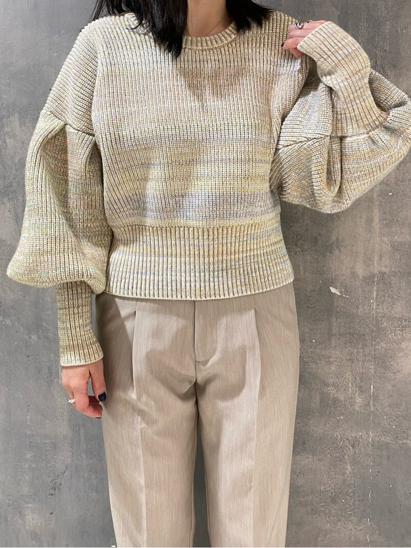 ホワイト系のブーツ、ホワイト系のスラックス、ホワイト系のニット/セーターを着用したレディースの冬コーディネートの3枚目の写真