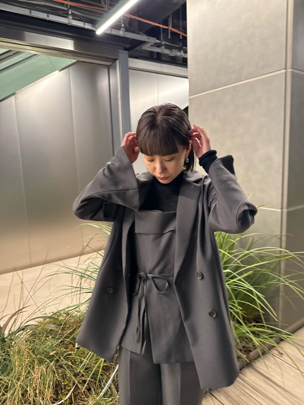 グレー系のテーラードジャケット、グレー系のシャツ/ブラウス、グレー系のその他パンツを着用したレディースの冬コーディネートの4枚目の写真