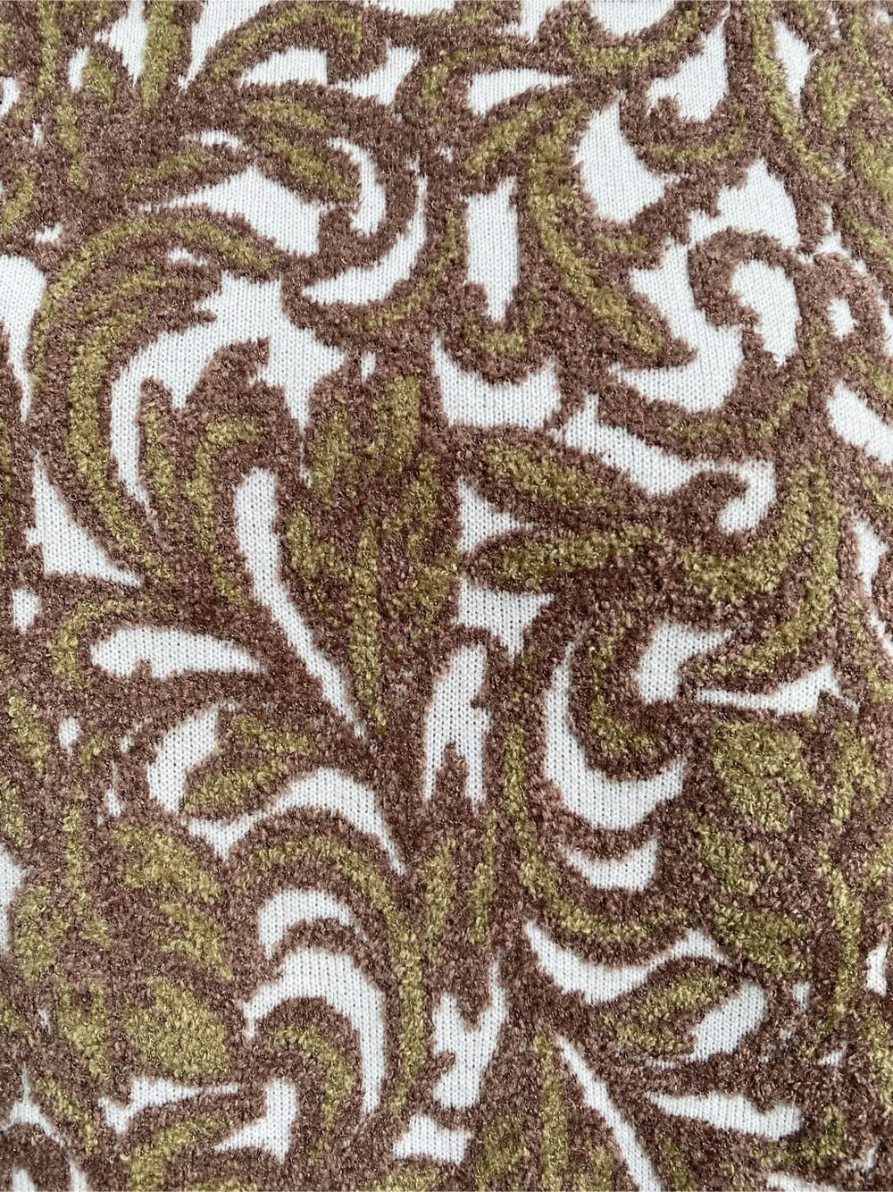 ブラック系のスラックス、ベージュ系のチェスターコート、ブラック系のブーツを着用したレディースの秋コーディネートの10枚目の写真