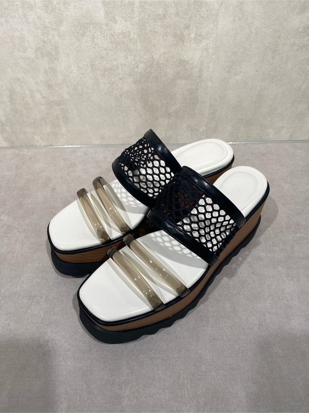 ブラック系のワンピース、その他のサンダルを着用したレディースの春コーディネートの7枚目の写真