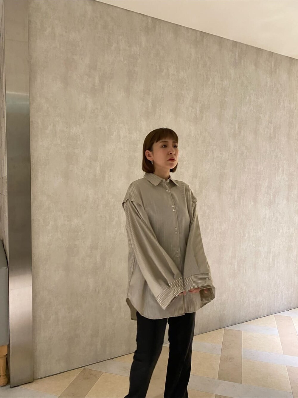 ブラック系のサンダル、その他のシャツ/ブラウス、ブラック系のスラックスを着用したレディースの夏コーディネートの5枚目の写真