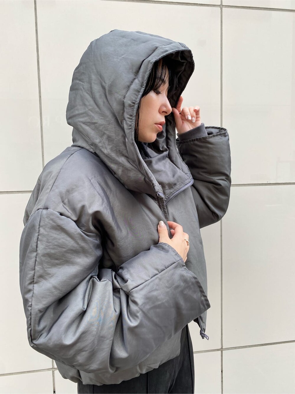 ブラック系のその他パンツ、グレー系のダウンジャケット/コート、ブラック系のニット/セーターを着用したレディースの秋コーディネートの7枚目の写真