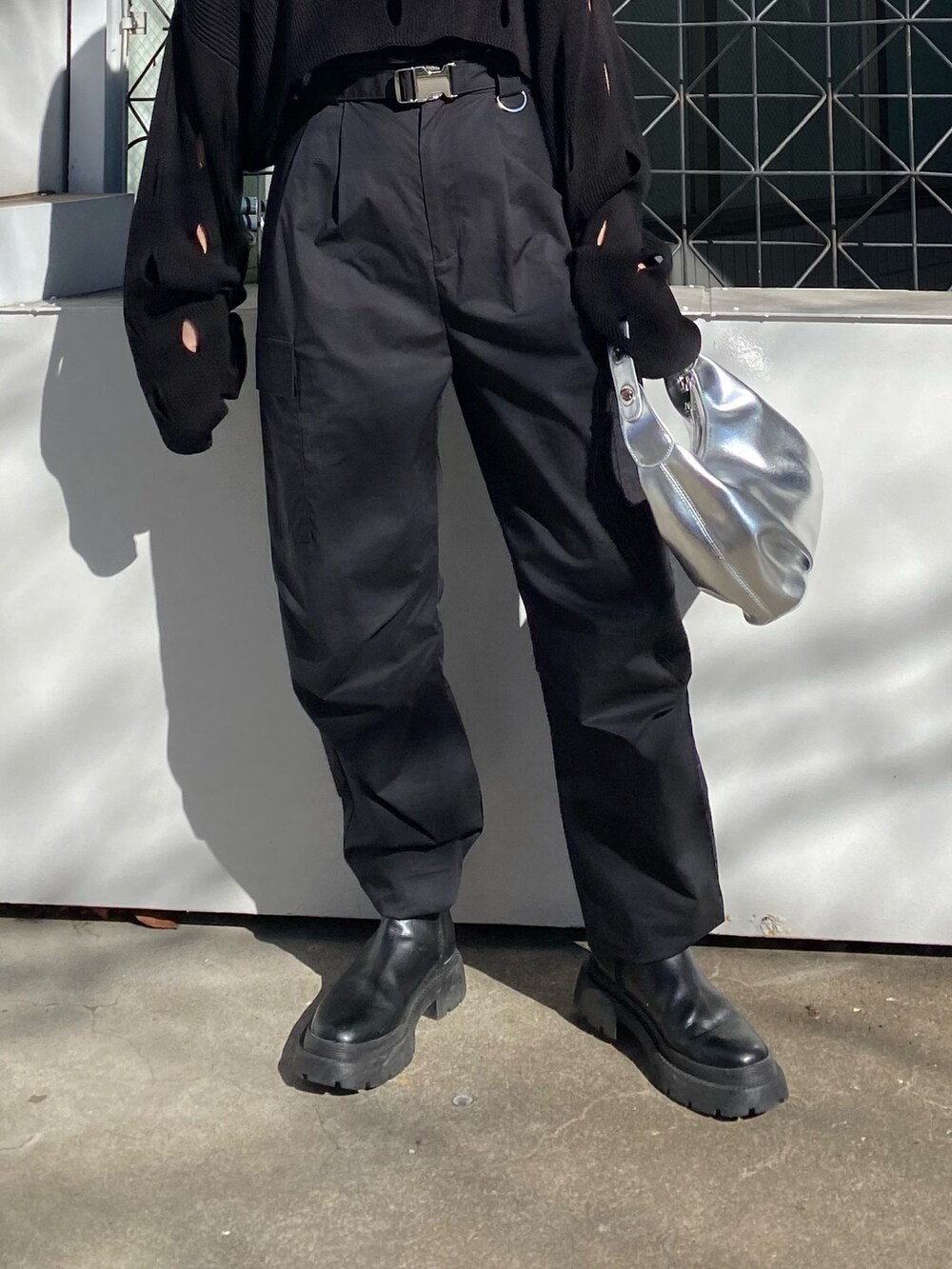 ブラック系のカーゴパンツ、ブラック系のニット/セーターを着用したレディースの冬コーディネートの5枚目の写真