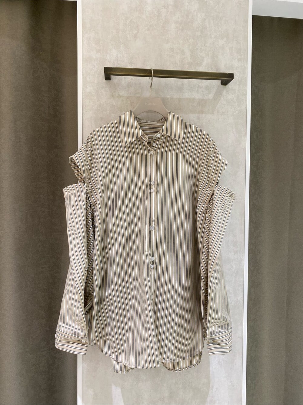 ブラック系のサンダル、その他のシャツ/ブラウス、ブラック系のスラックスを着用したレディースの夏コーディネートの7枚目の写真