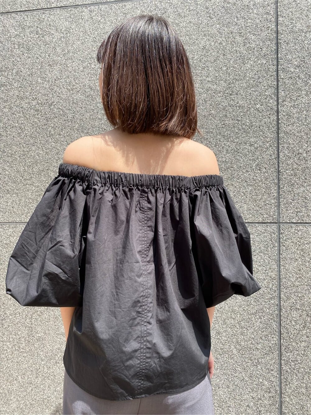 ブラック系のシャツ/ブラウス、ブラック系のサンダル、グレー系のその他パンツを着用したレディースの夏コーディネートの6枚目の写真