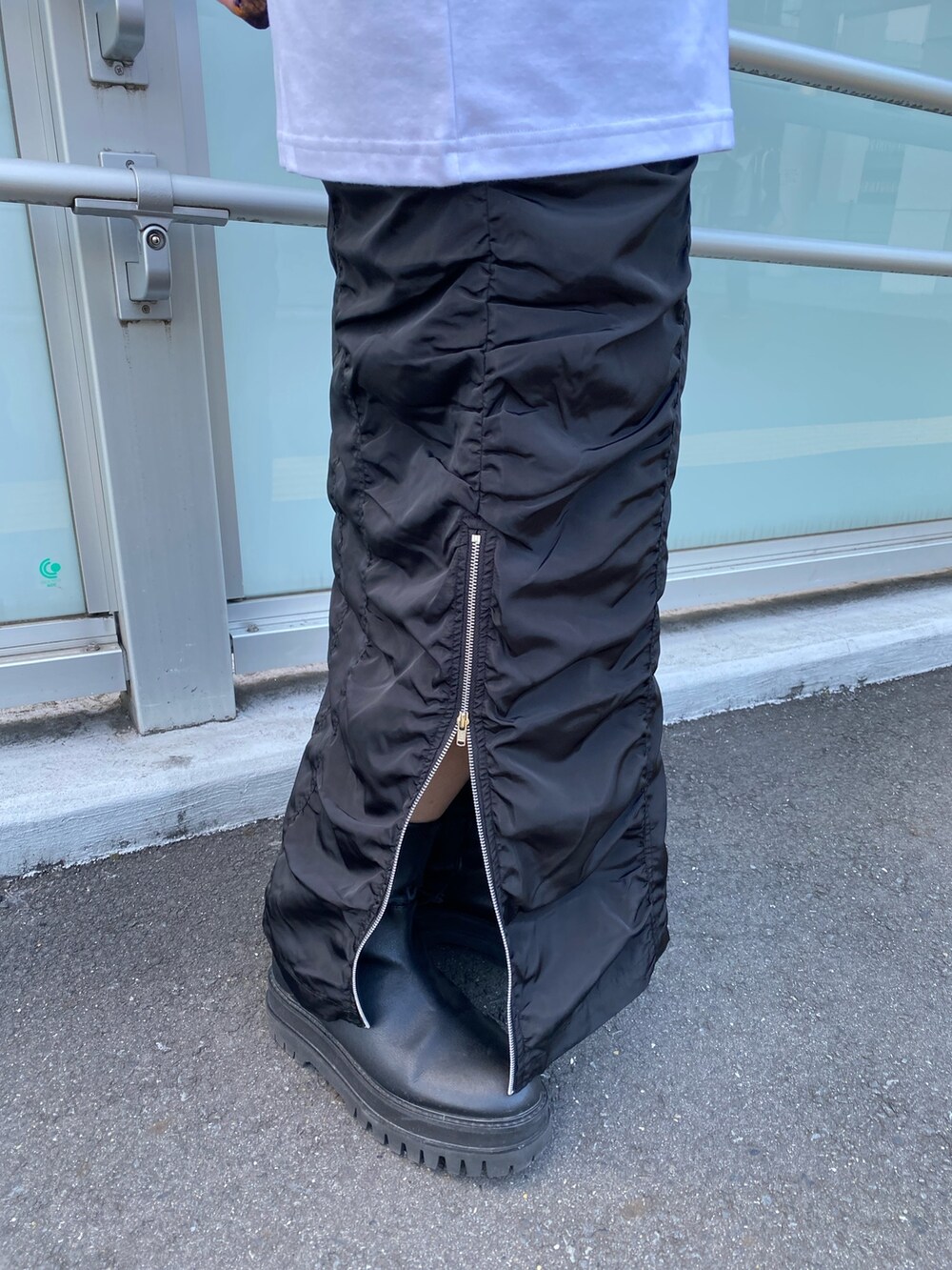 ホワイト系のTシャツ/カットソー、その他のTシャツ/カットソー、ブラック系のスカートを着用したレディースの春コーディネートの6枚目の写真