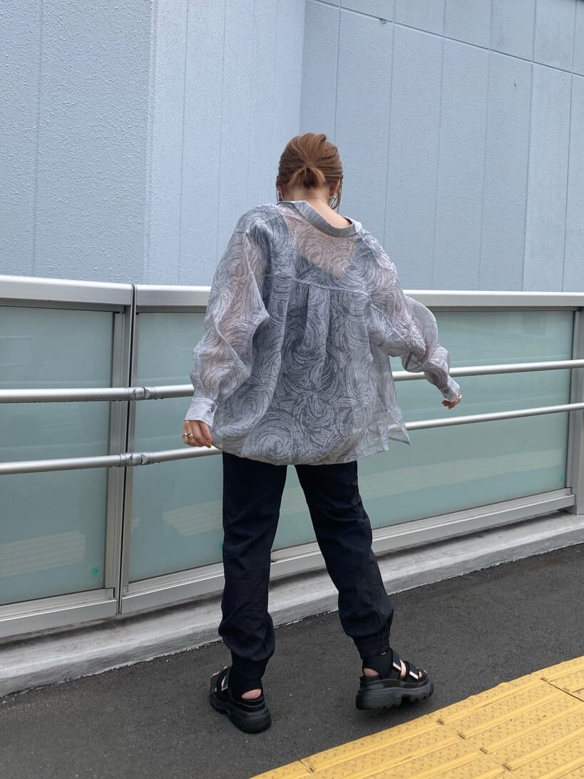 ブラック系のシャツ/ブラウス、ブラック系のその他パンツ、ブラック系のタンクトップを着用したレディースの春コーディネートの4枚目の写真