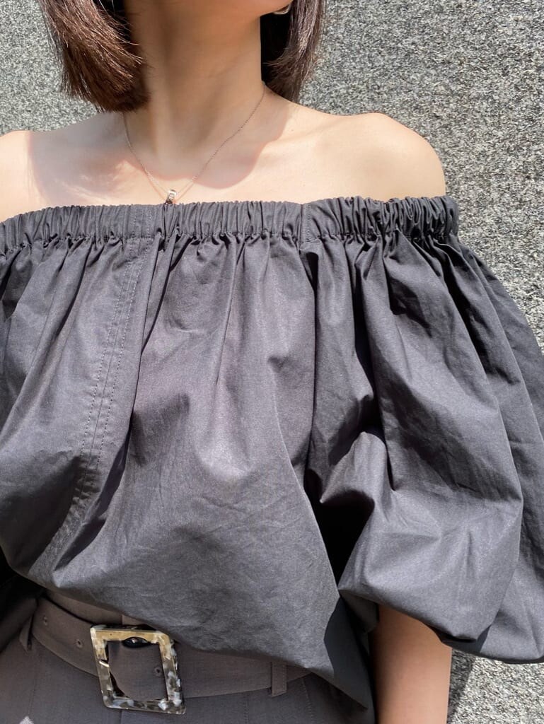 ブラック系のシャツ/ブラウス、ブラック系のサンダル、グレー系のその他パンツを着用したレディースの夏コーディネートの4枚目の写真