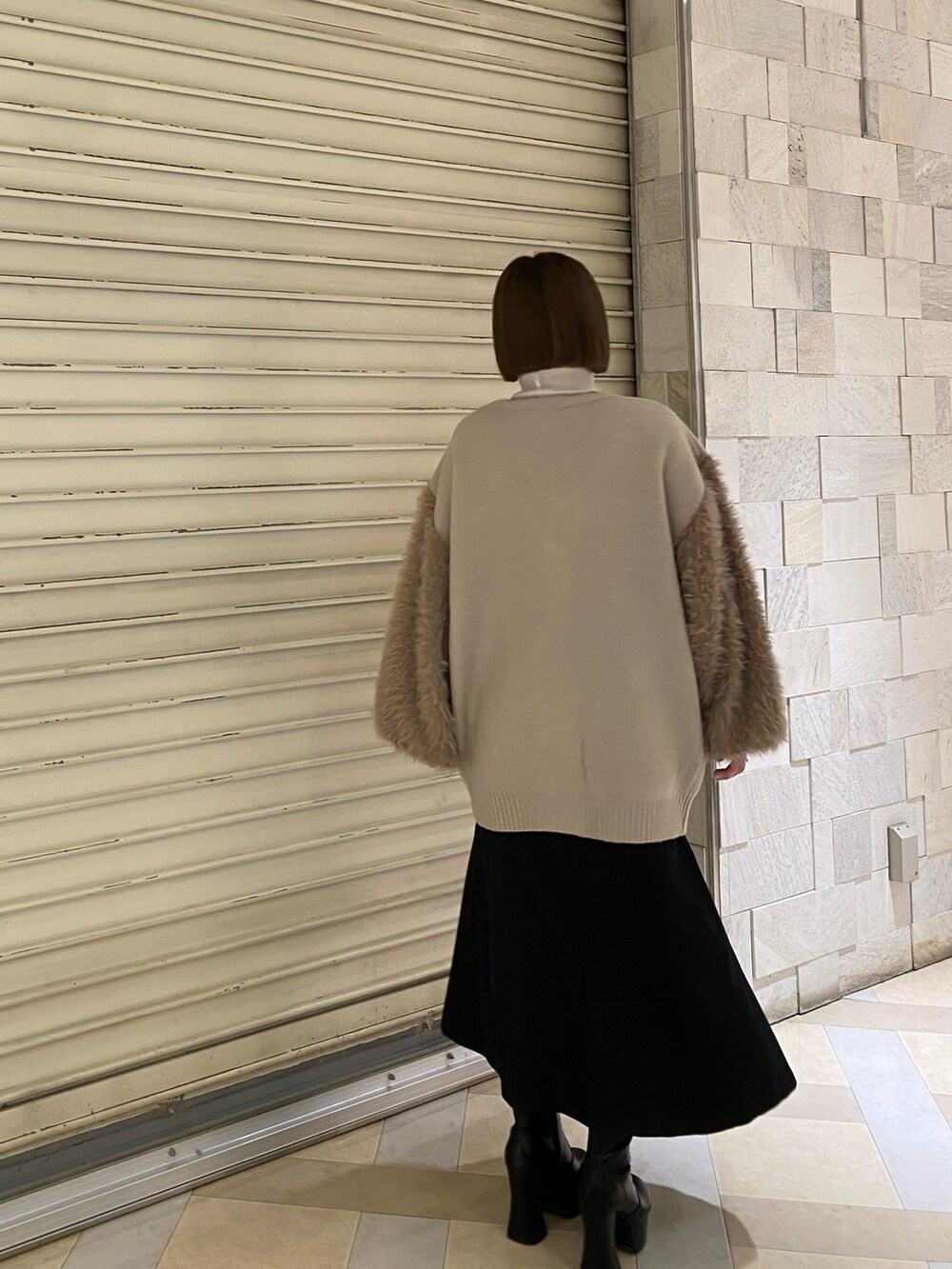 ベージュ系のカーディガン/ボレロ、その他のスカート、ブラック系のブーツを着用したレディースの秋コーディネートの5枚目の写真