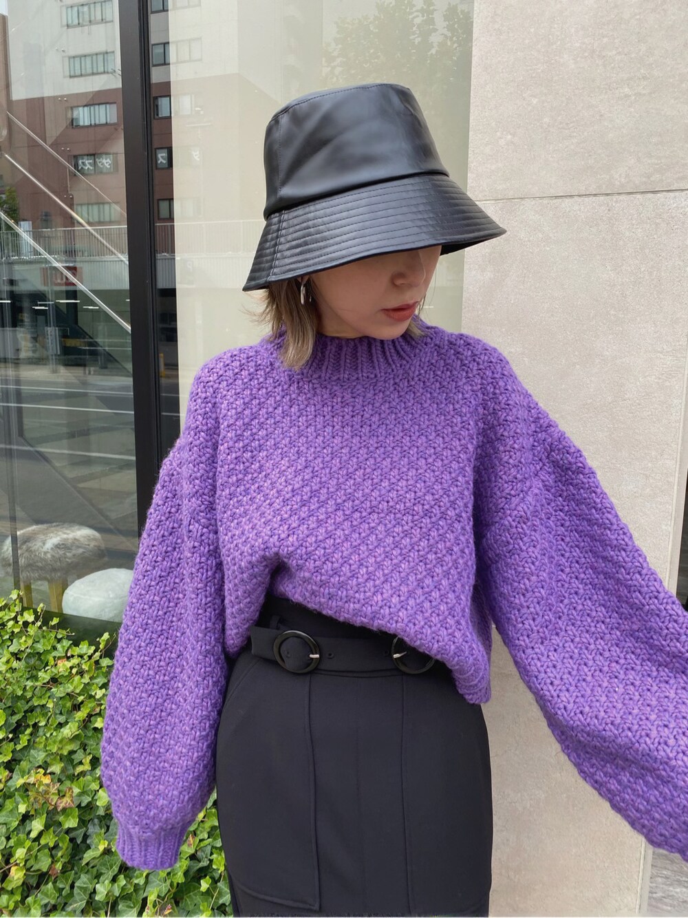 パープル系のニット/セーター、ブラック系のハットを着用したレディースの秋コーディネートの2枚目の写真