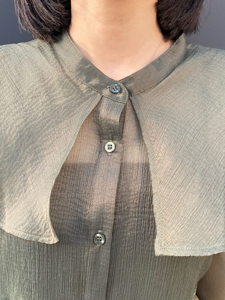 グリーン系のシャツ/ブラウス、ホワイト系のスウェットパンツ、ホワイト系のサンダルを着用したレディースの夏コーディネートの4枚目の写真