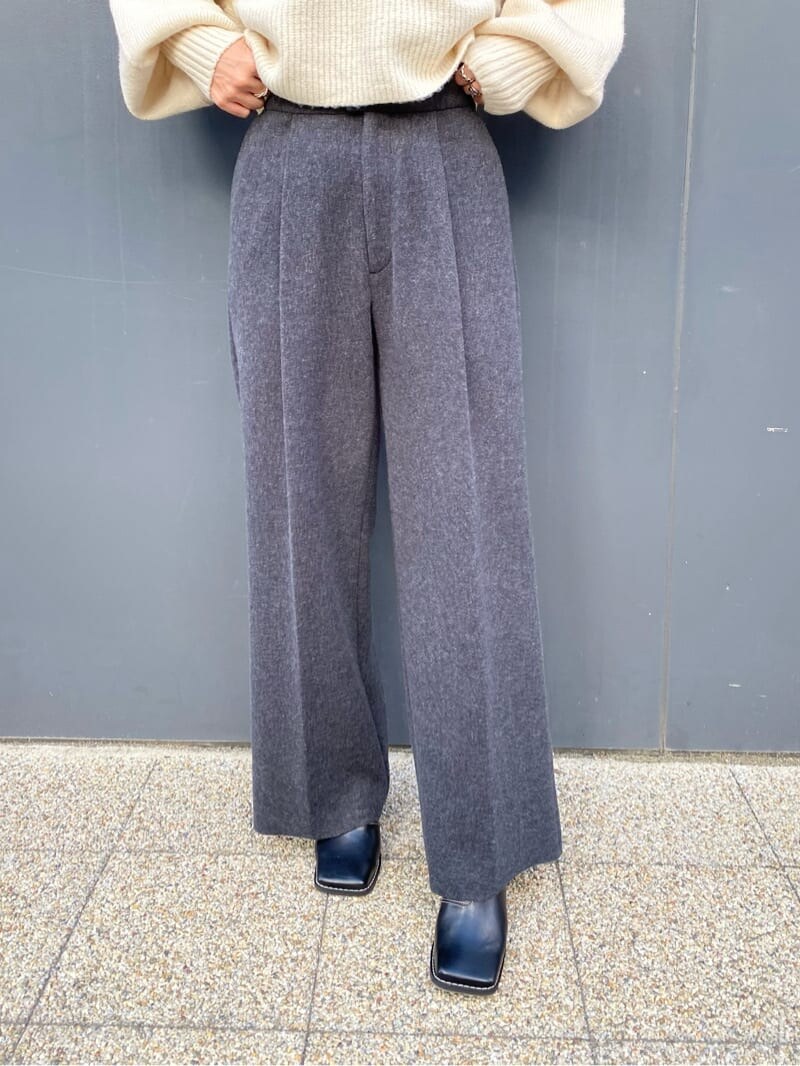 ブラック系のハンドバッグ、グレー系のその他パンツ、ブラック系のブーツを着用したレディースの秋コーディネートの7枚目の写真