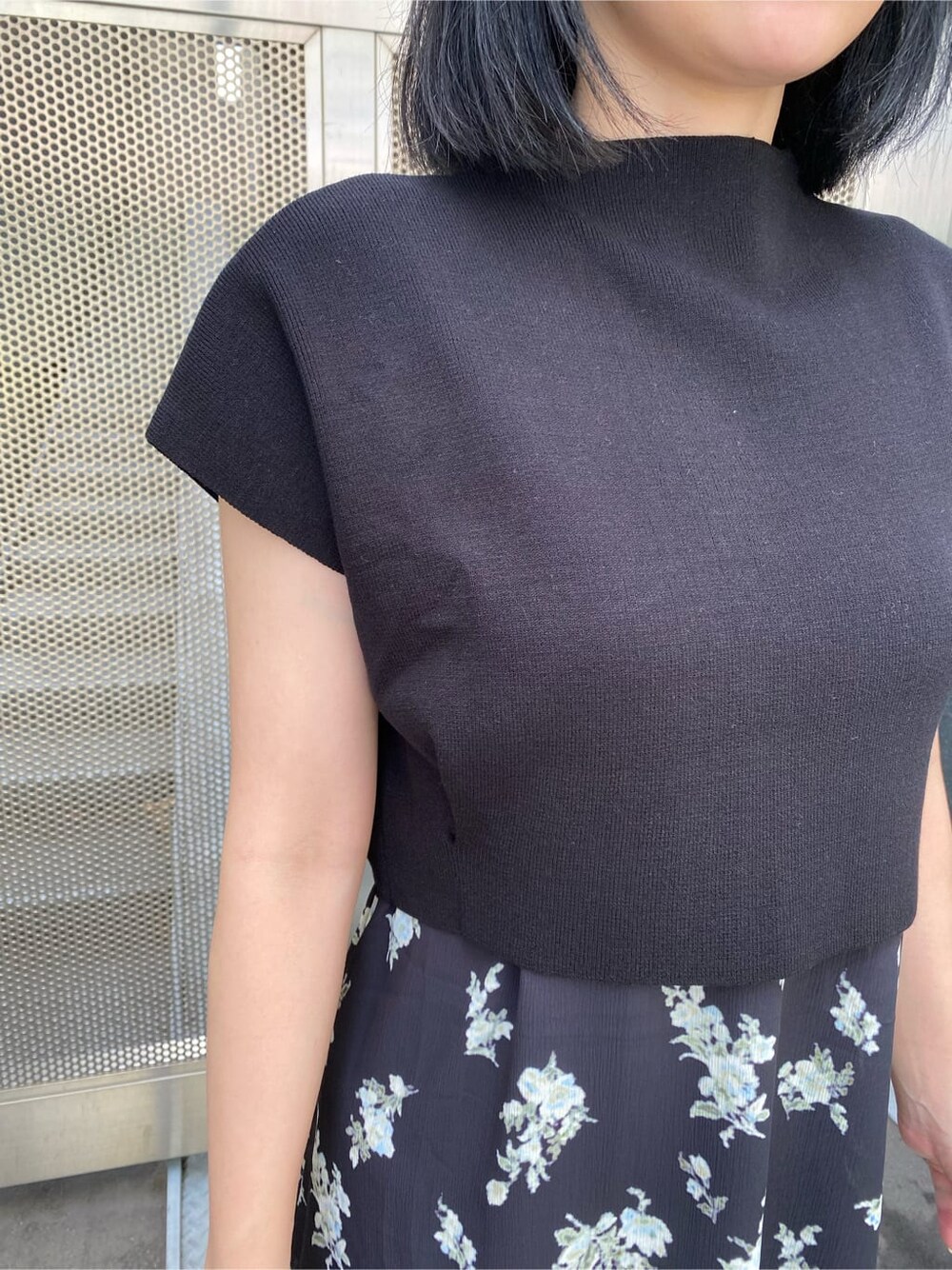 ブラック系のサンダル、ブラック系のスラックス、ブラック系のニット/セーターを着用したレディースの夏コーディネートの6枚目の写真