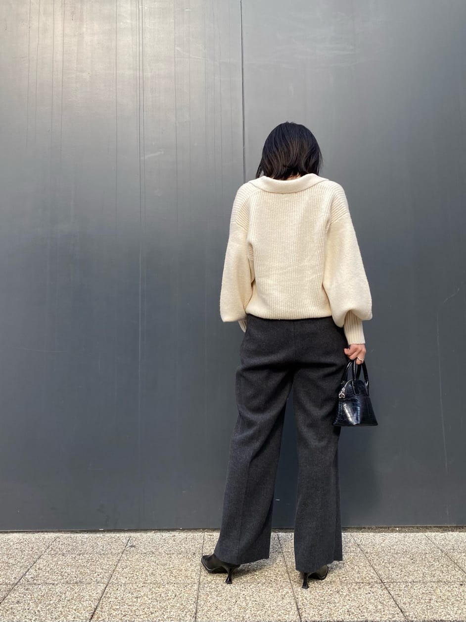 ブラック系のハンドバッグ、グレー系のその他パンツ、ブラック系のブーツを着用したレディースの秋コーディネートの3枚目の写真