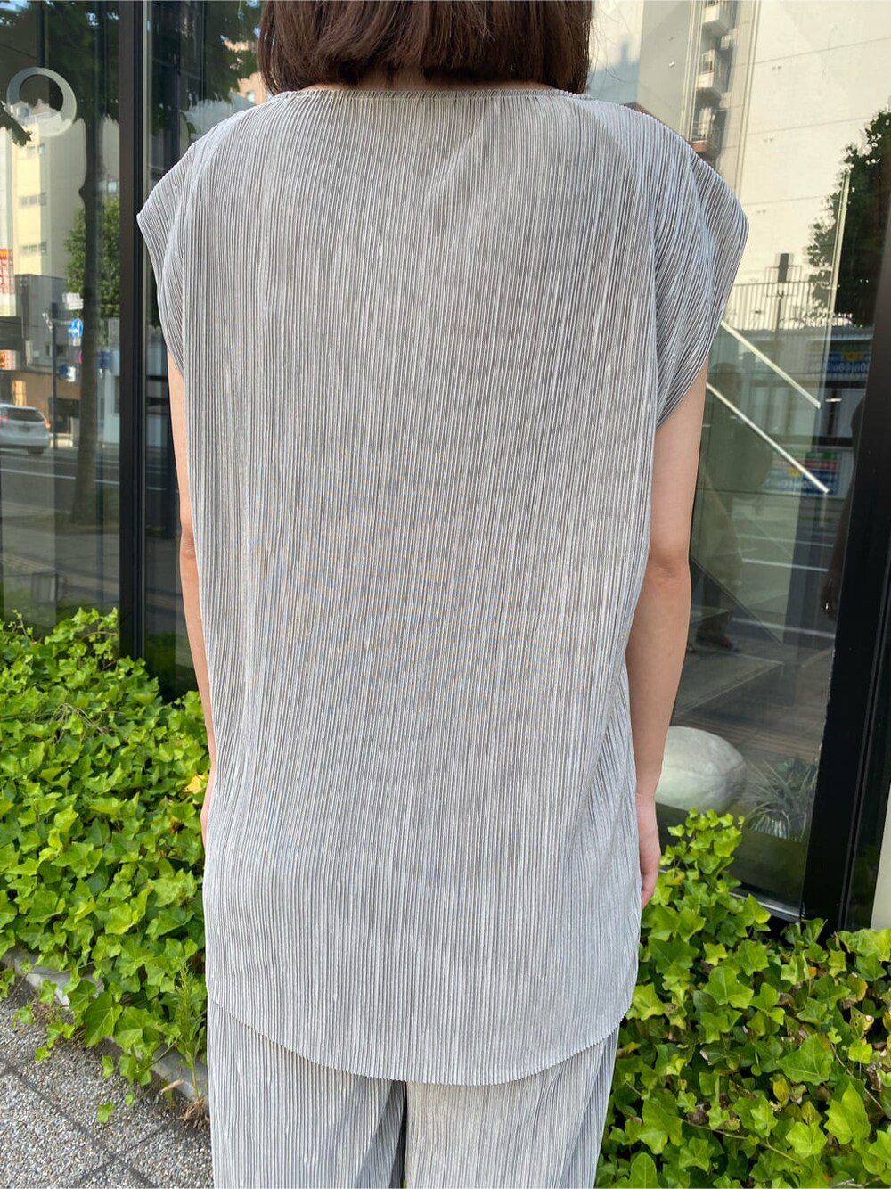 グレー系のシャツ/ブラウス、ホワイト系のシャツ/ブラウス、ホワイト系のサンダルを着用したレディースの夏コーディネートの5枚目の写真