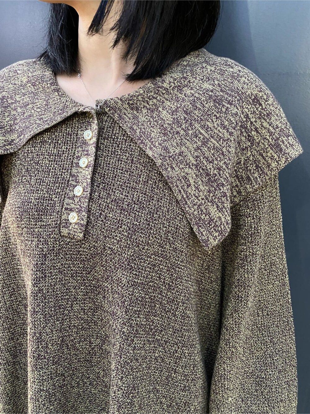 ブラウン系のその他パンツ、ブラック系のブーツ、イエロー系のニット/セーターを着用したレディースの秋コーディネートの7枚目の写真