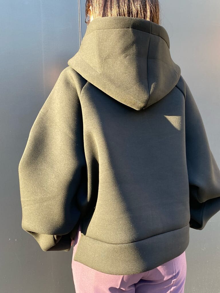 パープル系のその他パンツ、ブラック系のパンプス、ブラック系のパーカーを着用したレディースの秋コーディネートの4枚目の写真