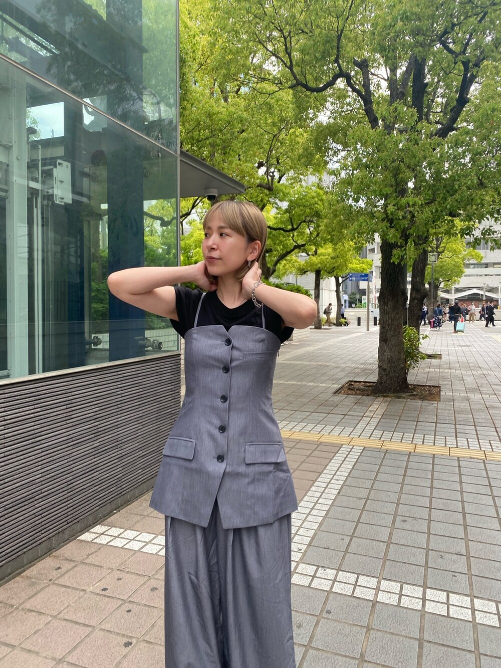 グレー系のキャミソール、グレー系のその他パンツ、ブラック系のTシャツ/カットソーを着用したレディースの春コーディネートの5枚目の写真