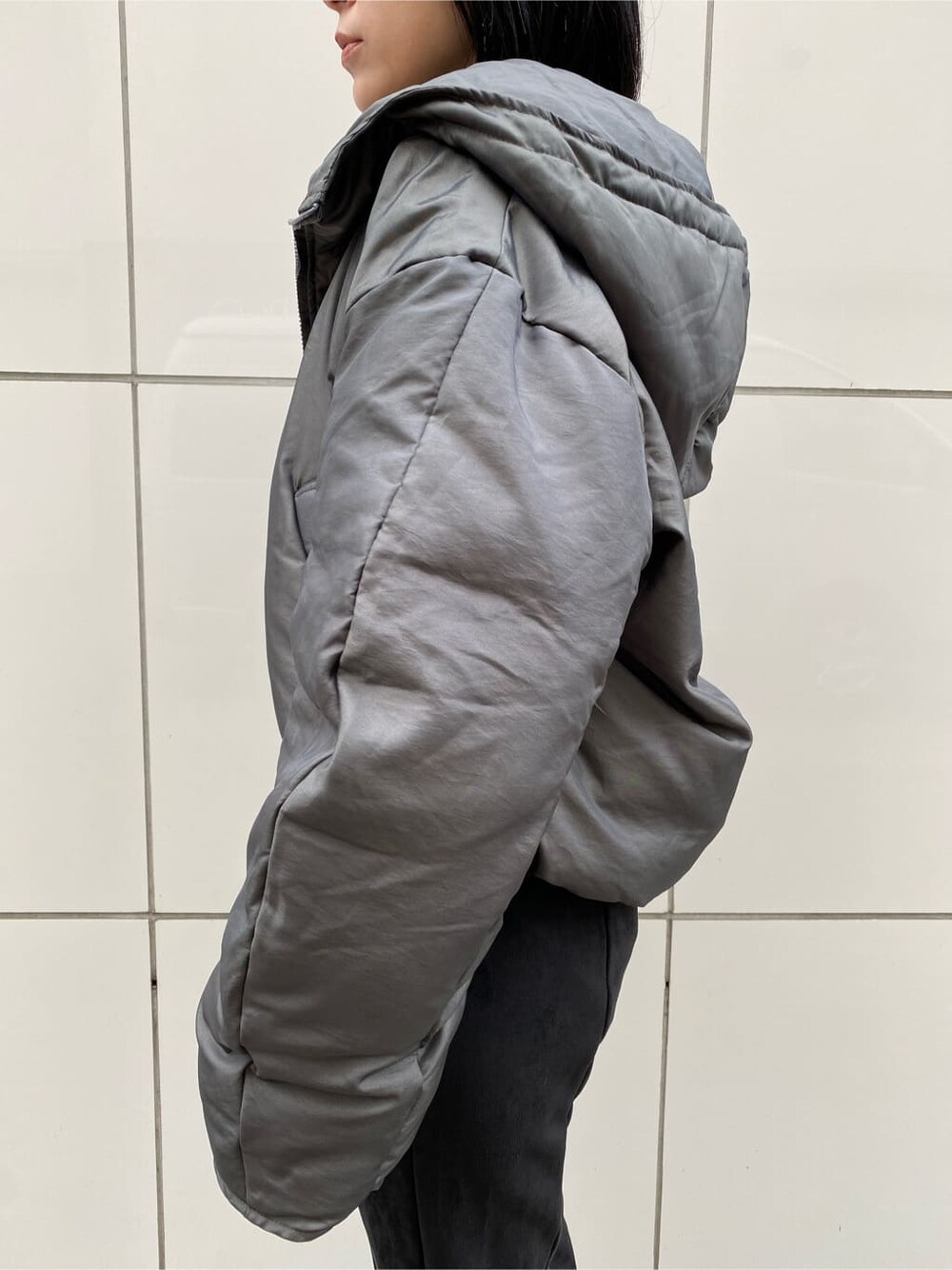 ブラック系のその他パンツ、グレー系のダウンジャケット/コート、ブラック系のニット/セーターを着用したレディースの秋コーディネートの8枚目の写真