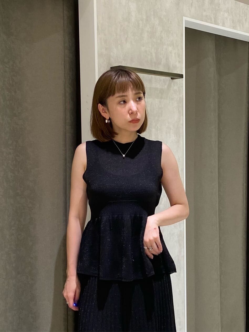 ブラック系のワンピース、その他のサンダルを着用したレディースの春コーディネートの5枚目の写真