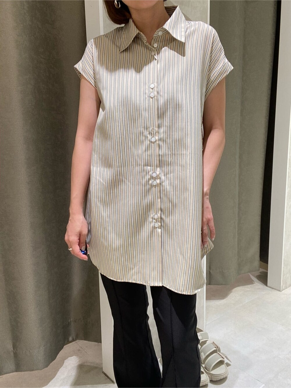 ブラック系のサンダル、その他のシャツ/ブラウス、ブラック系のスラックスを着用したレディースの夏コーディネートの6枚目の写真