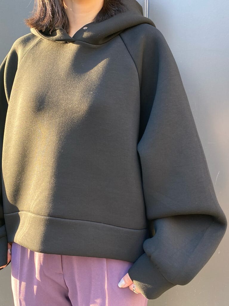 パープル系のその他パンツ、ブラック系のパンプス、ブラック系のパーカーを着用したレディースの秋コーディネートの3枚目の写真