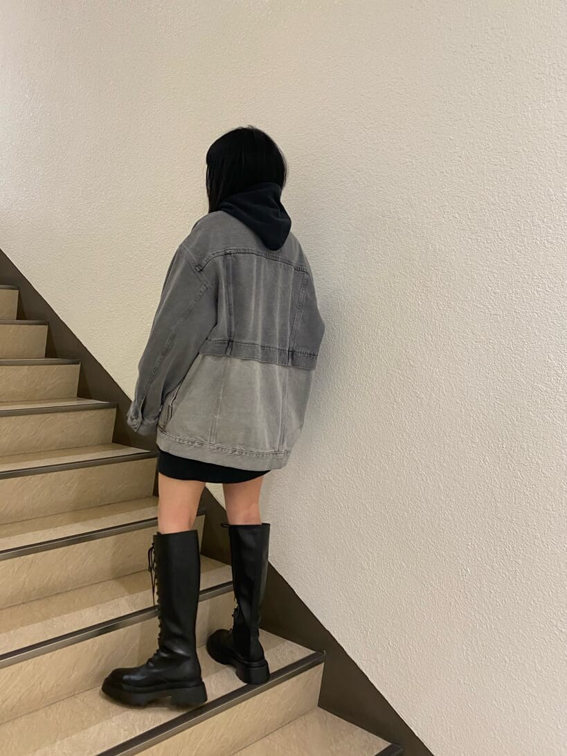 ブラック系のその他パンツ、グレー系のデニムジャケット、ブラック系のパーカーを着用したレディースの春コーディネートの5枚目の写真