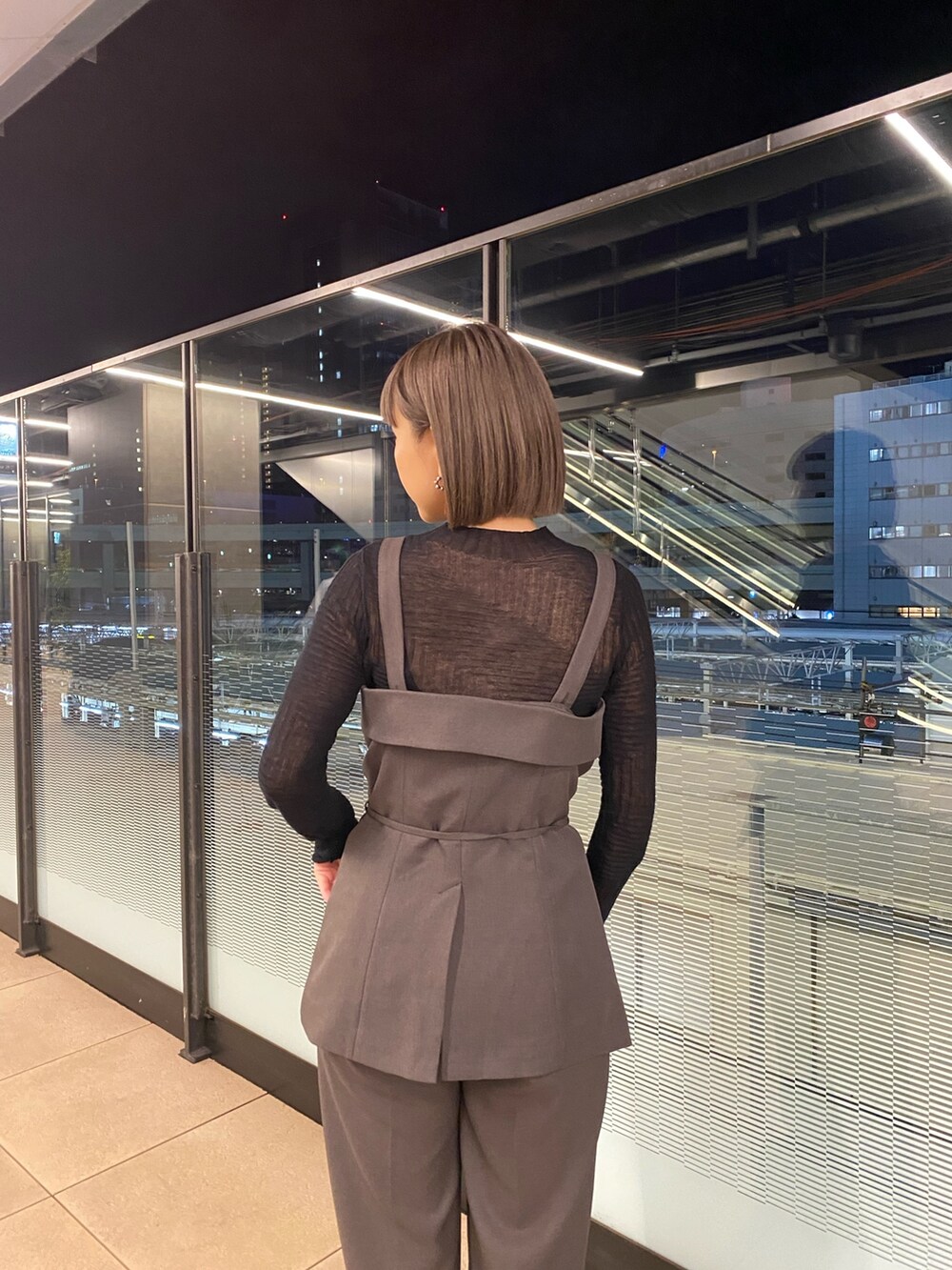 グレー系のシャツ/ブラウス、ブラック系のニット/セーター、グレー系のその他パンツを着用したレディースの冬コーディネートの4枚目の写真