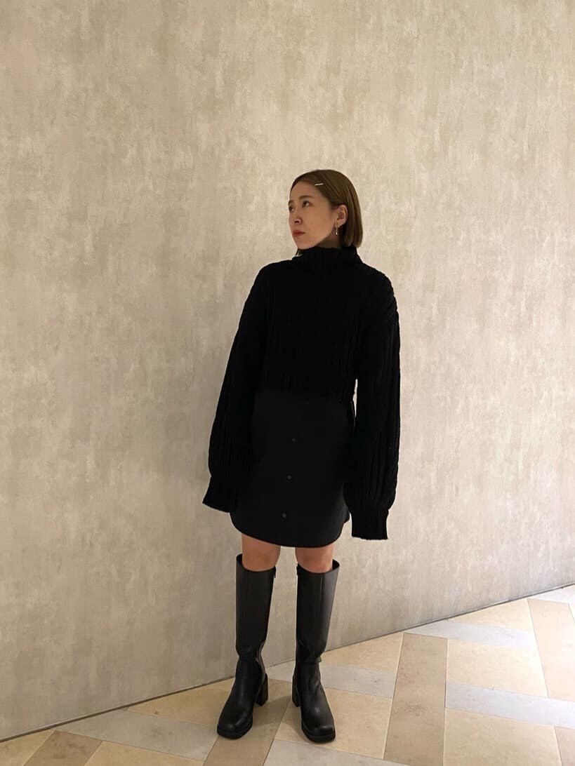 ブラック系のワンピース、ブラック系のブーツ、グレー系のハットを着用したレディースの秋コーディネートの3枚目の写真